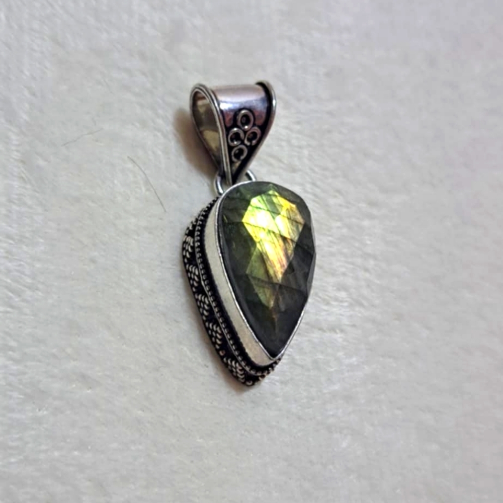 .925 Sterling Silver Labradorite Pendent